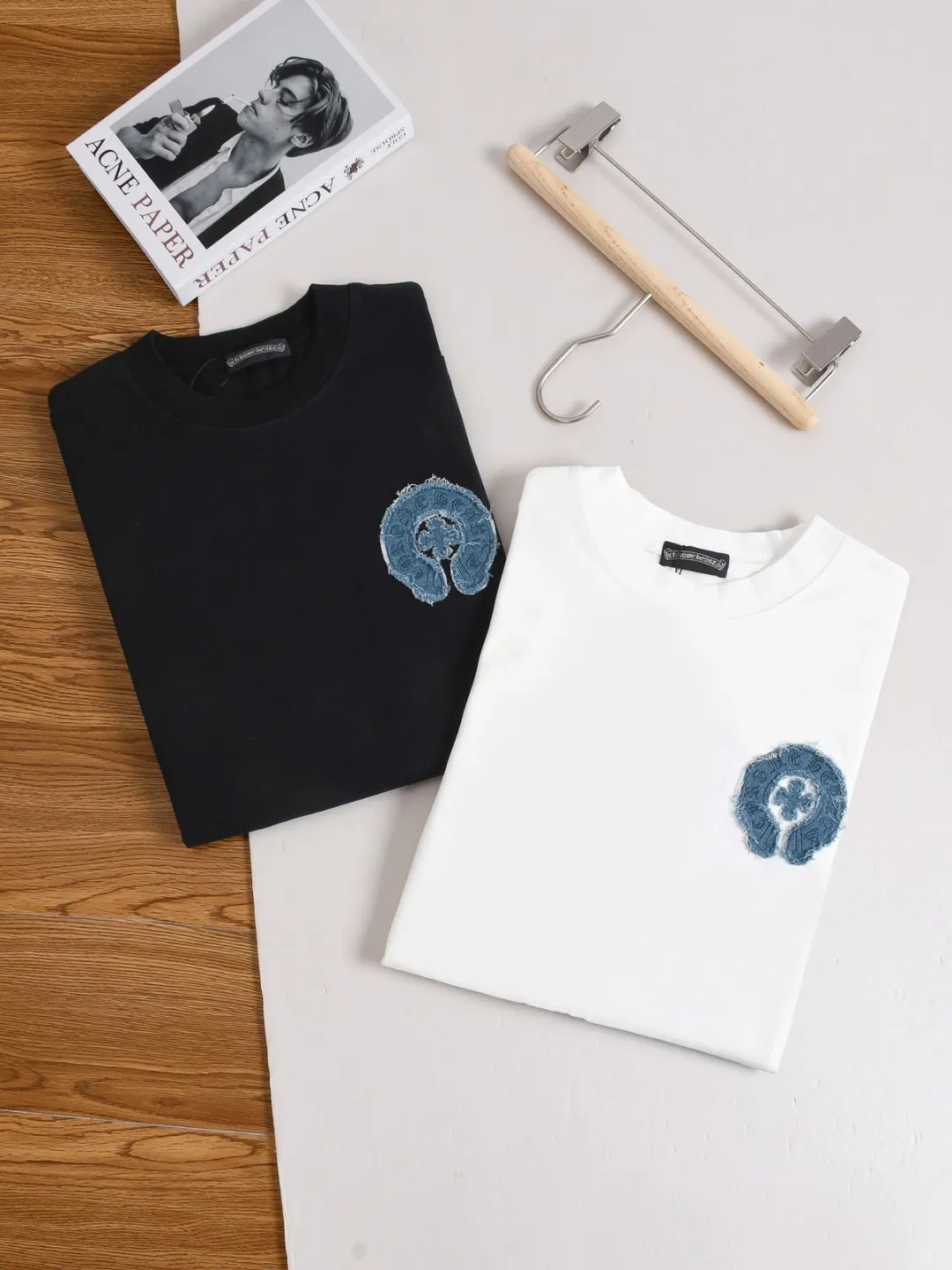 P190 Chrome Hearts CH Cross 26SS New product is hot at the same time💥 Early spring classic style Multiple craftsmanship Denim patch on the chest Horseshoe cross 🪡 Embroidery Large logo cross on the back Horseshoe denim patch Sanskrit ✝️🪡 Embroidery Round neck short-sleeved T-shirt, hot style, a style that both men and women like, same style for men and women, 100% chance of turning heads when wearing it! It’s all about being handsome. The designer’s classic sense is precisely grasped. The whole piece of clothing is heavy. Industrial washing process. Ready-made garments are dyed + sprayed for a horse effect. The double-wash process is very recognizable. It uses heavy washing to make it distressed. The edges of the patch are slightly rolled and naturally distressed. It has a three-dimensional sense of layering and a little damage. It is very visually lethal. It adheres to Kroxin's consistent rough style. The chest and back are large, and the horseshoe flower printed patch pattern is embroidered and decorated. It is also decorated with silver metal engraved distressed buttons. The classic elements full of brand recognition instantly enhance the overall sense of grade and specification. Its texture is quite high-end! The overall feeling is high-end, simple and elegant, with silver hardware accessories, a full set of customized accessories, and the pattern of the entire dress is all decorated with patchwork three-dimensional embroidery technology, which is the finishing touch of the entire dress. The design on the back is even more eye-catching! ! This full back is so cool, it’s full of design, and the overall upper body style highlights fashion and individuality. Wearing it together as a couple is even more popular on the street. I recommend the early autumn sweatshirt! ! The fabric is a unique 320g 100% cotton, which is skin-friendly, breathable, warm to the touch, has a strong texture, and has smooth lines. It can be called a back killer, which has very strict requirements on craftsmanship and cost. The smooth neckline, flat cuffs and hems, the stitches are large and tight, tight and orderly, and the details are perfect. The consistent OS version can be worn alone or layered. It is very casual, but very iconic! It is simply the flagship of high-end trendy brands and must be included in your wardrobe. It has the American fashion spirit of freedom and individuality, and is highly recognizable and stylized! Color: Black White Size: S-XL Size chart: S: Shoulder width 50-Bust 56-Length 70 M: Shoulder width 52-Bust 57-Length 72 L: Shoulder width 54-Bust 59-Length 74 XL: Shoulder width 56-Bust 62-Length 76